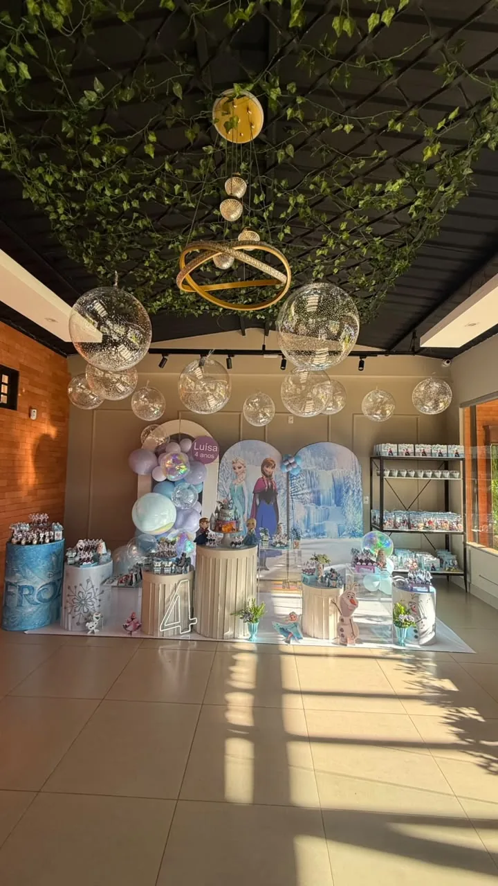 Salão decorado com tema infantil sob o teto de folhagem