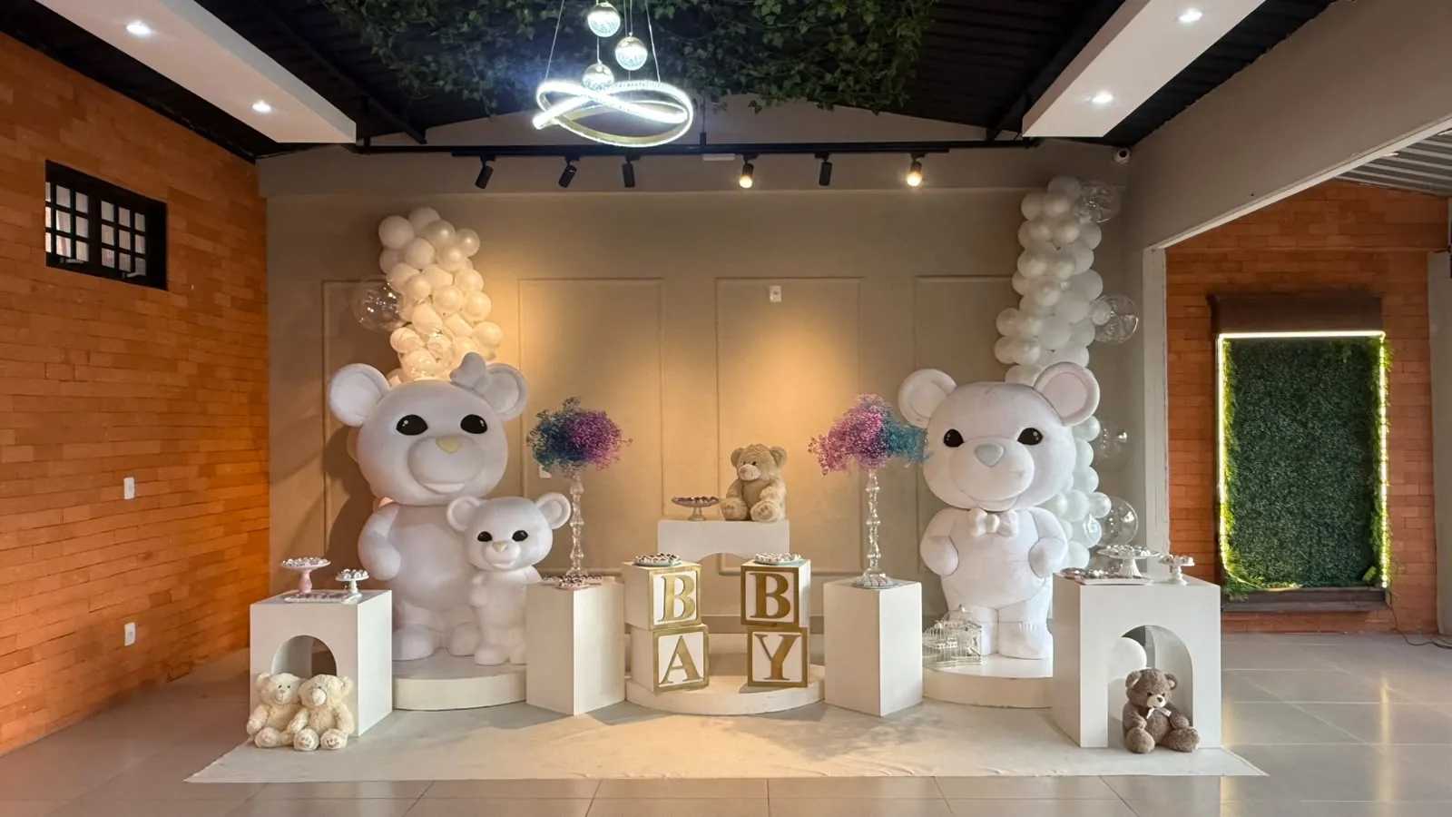 Decoração de chá revelação com ursinhos e letras BABY
