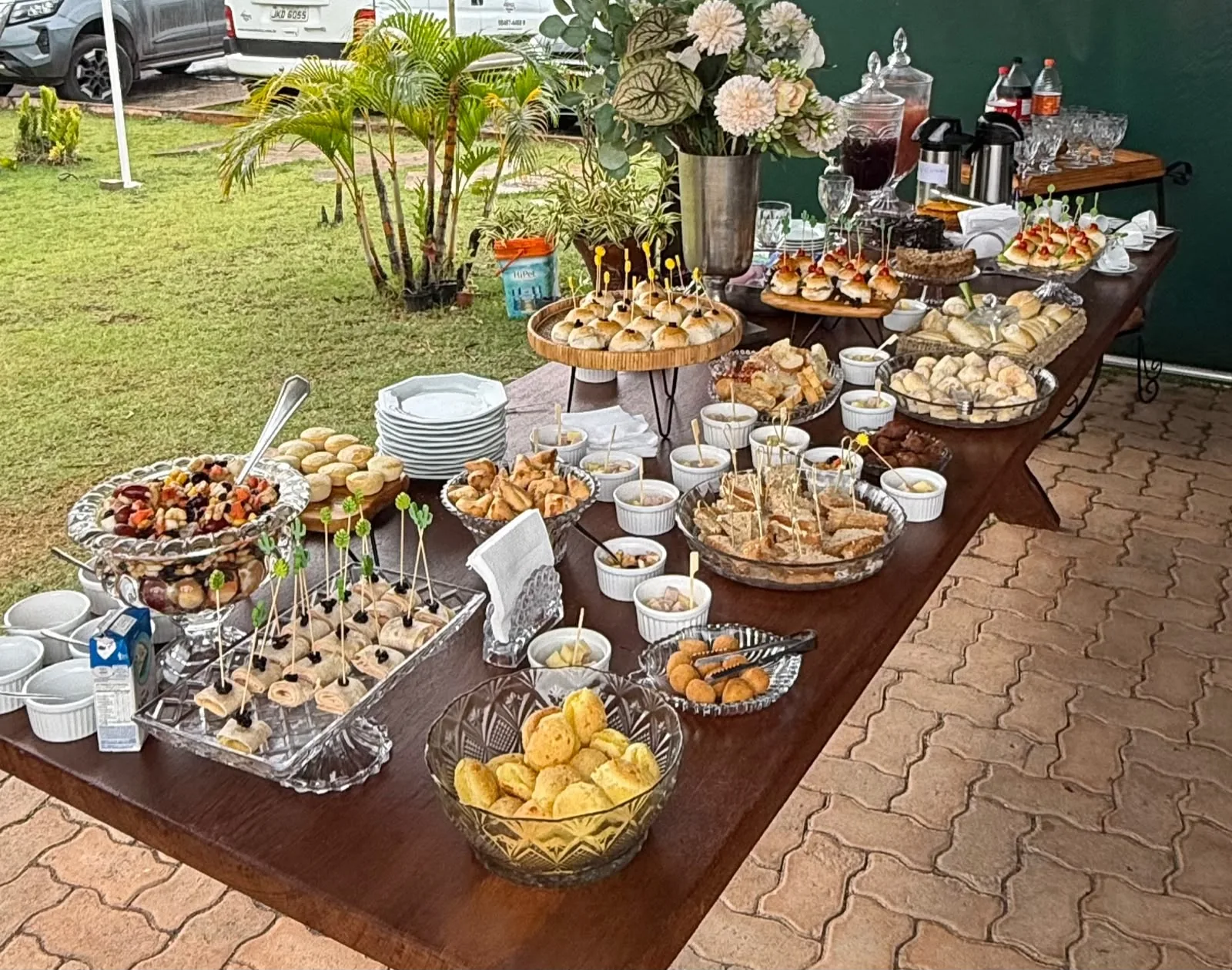 Mesa de coffee break montada ao ar livre