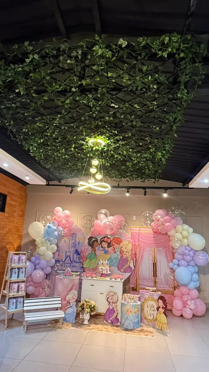 Salão decorado para aniversário infantil com balões coloridos
