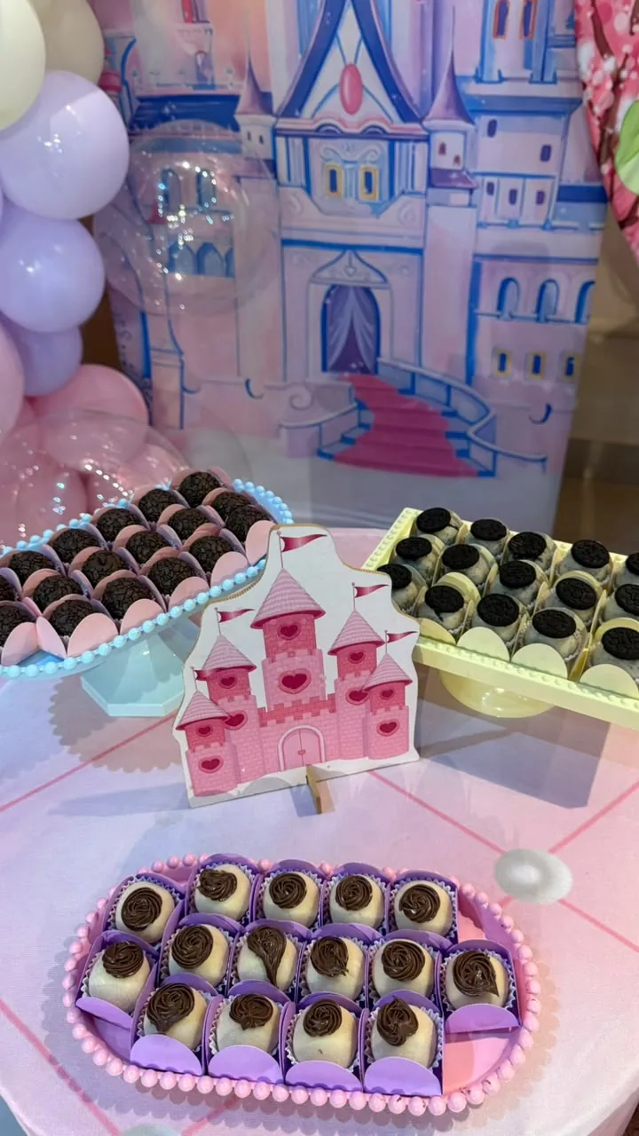 Mesa de doces com bombons e decoração de castelo