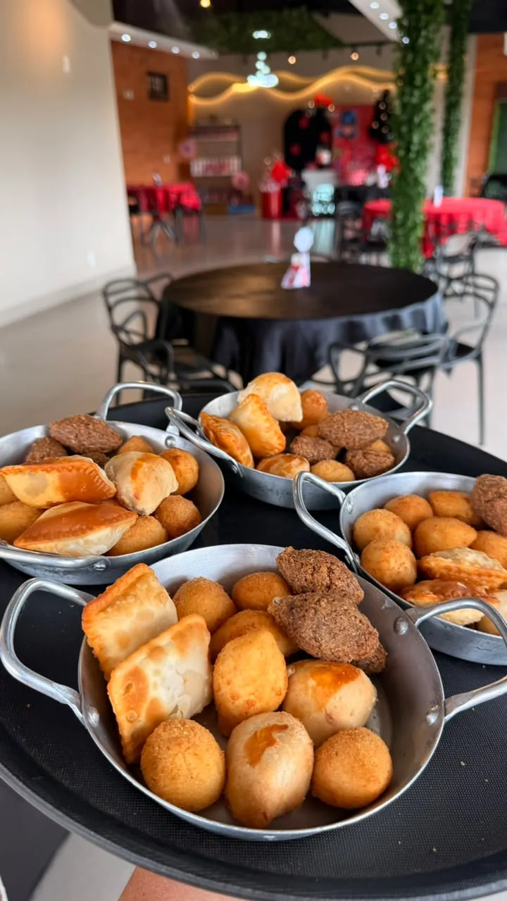 Salgados fritos servidos em mini frigideiras