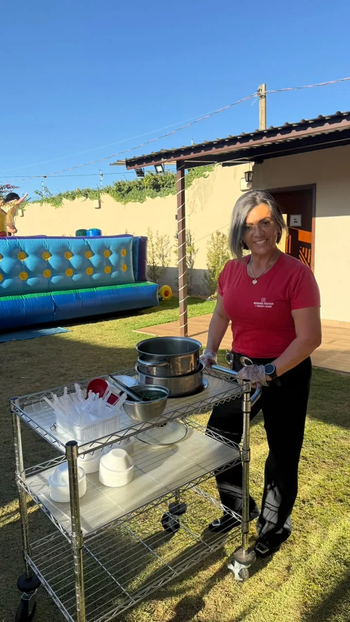 Rosana no gramado do espaço, ao lado de uma carrocinha